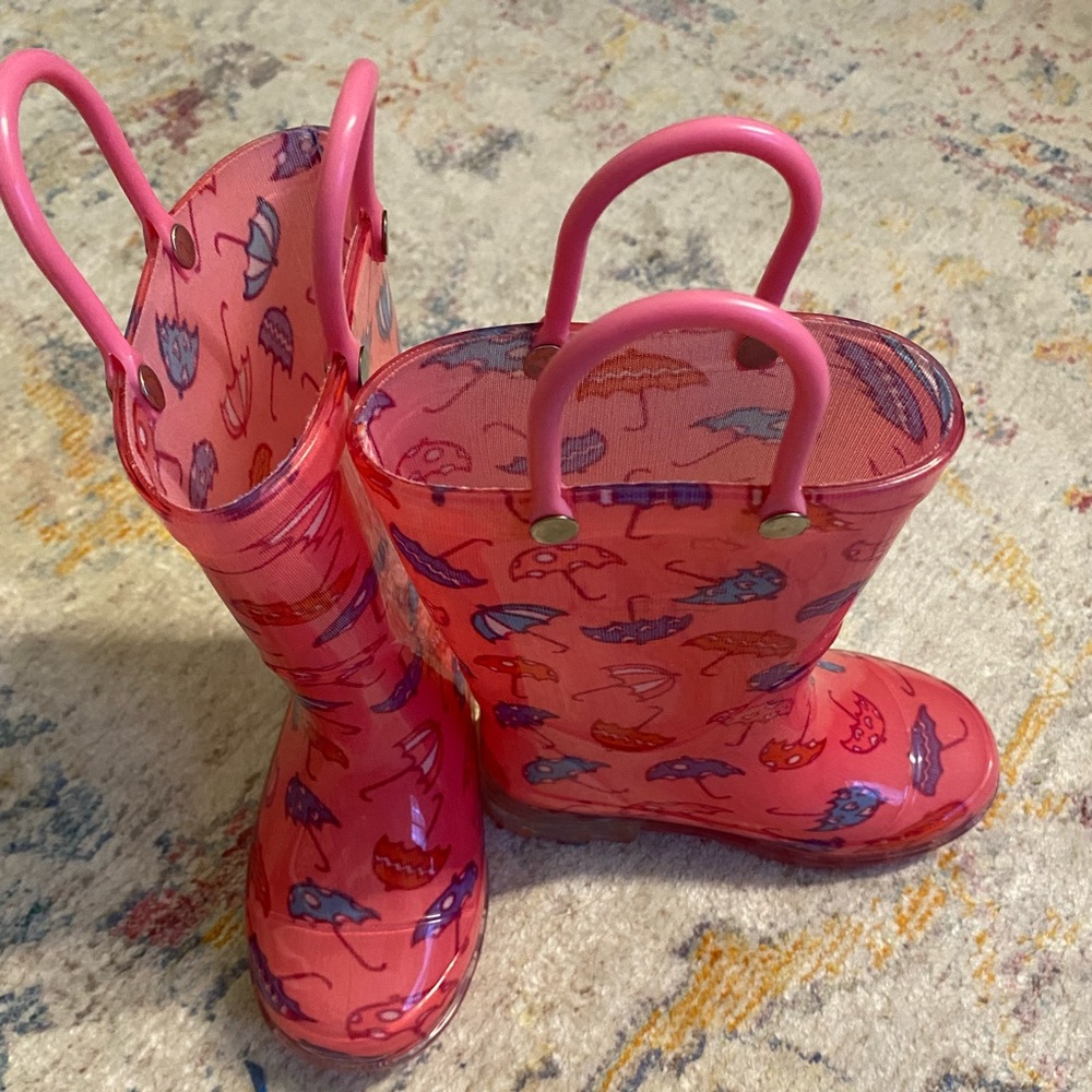 New without tags rain boots. They light up. Toddler size 6